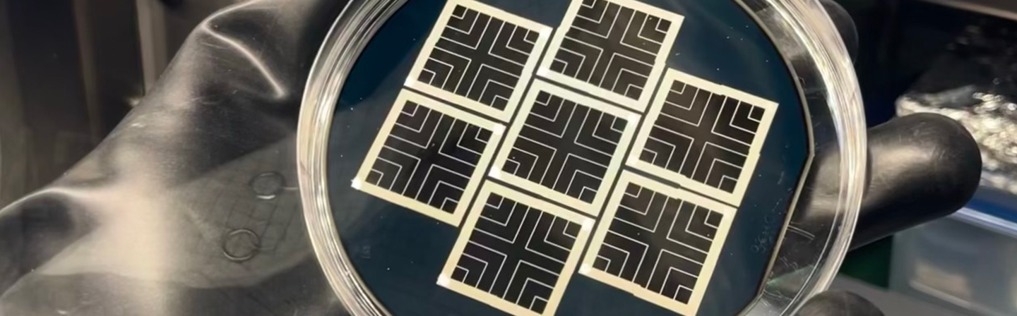 Perowskit-Silicium-Tandemsolarzelle auf Basis einer Silicium-Solarzelle, entwickelt im Rahmen des Fraunhofer-Leitprojekts »MaNiTU« Materialien für nachhaltige Tandemsolarzellen mit höchster Umwandlungseffizienz. 