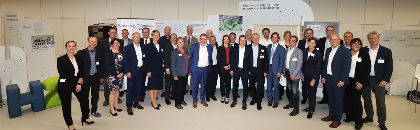 The 2023 meeting of the Board of Trustees was held for the first time at the Wasserstoff Campus Salzgitter on the premises of Robert Bosch Elektronik GmbH. The Fraunhofer IST was able to welcome three new members on this occasion: Dr.-Ing. Marko Genuks, Dr. Wolfgang Müssel and Uwe Heydenreich.  (VFl.t.r.: Prof. Dr.-Ing. Sabrina Zellmer, Dr. Kai Ortner, Dr. Kirsten Schiffmann, Dr. Kristina Lachmann, Dr. Marko Eichler, Dr.-Ing. Jochen Brand, Frank Benner, Carola Brand, Prof. Dr.-Ing. Frank Kleine-Jäger, Prof. Dr. Michael Thomas, Dr. Jutta Trube,   Dr. Philipp Lichtenauer, Dr. Volker Sitinger, Prof. Dr. Tim Hosenfeldt, Dr. Lothar Schäfer, Dr. Christina Blume, Dr. med. Thomas Bartkiewicz, Michael Stomberg, Uwe Heydenreich, Dr.-Ing. Stefan Rinck, Dr.-Ing. Marko Gernuks, Wolfgang Müssel, Prof. Dr. Simone Kauffeld, Dr. Sebastian Huster, Prof. Dr.-Ing. Michael Juhnke, Cordula Miosga, Dr.-Ing. Ralf Bandorf, Prof. Dr.-Ing. Christoph Herrmann,  Dr. Joachim Schulz, Dr. Simone Kondruweit, Dr. Patrick Hoyer.)