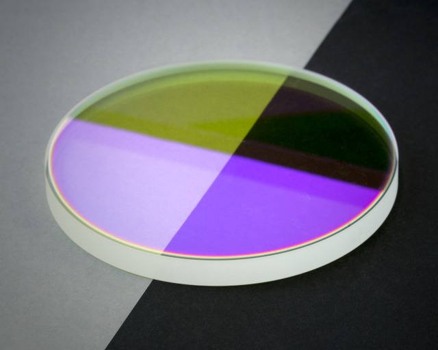 Example of a dielectric beamsplitter consisting of approx. 100 individual layers with a reflection in the range of 750 – 850 nm and a transparency in the range of 450 – 745 nm.