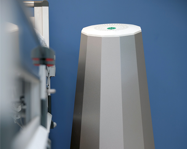 In collaboration with the HAWK Göttingen and the Fraunhofer WKI, researchers at the Fraunhofer IST have developed an air purifier which combines the advantages of plasma, UV-C and photocatalysis. The “PlasmaAirCleaner” thereby fulfills the function of air purification and, at the same time, enables surface disinfection, for example in hospital rooms. 