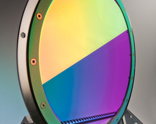 Optical coating on a substrate 200 mm in diameter and an optical density of 6. Top: reflection, bottom: transmission behavior.
