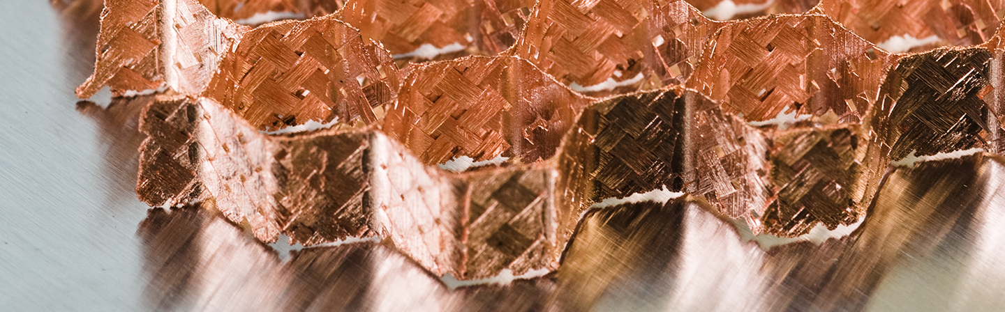 Metallisierte CFK-Wabenstruktur.