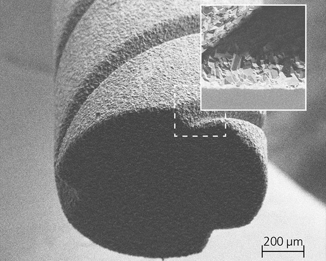 CVD-Diamantschleifstift mit geschliffenen Spiralnuten nach Bearbeitung von Zirkonoxidkeramik.