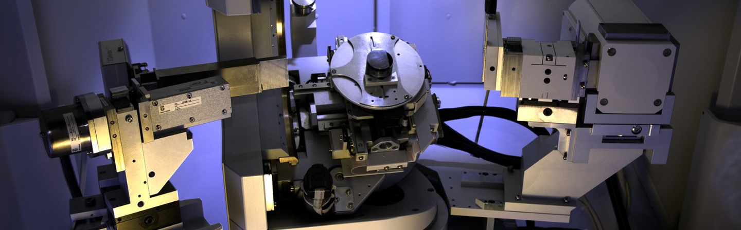 Röntgendiffraktometer zur Kristallstrukturanalyse, mit Röntgenspiegel, Euler Wiege, Proportional- und ortsempfindlichen Detektor X’Pert MRD Pro.