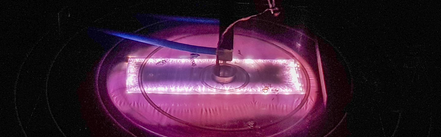 Atmosphärendruck-Plasmabehandlung einer Polypropylenmembran mit einer mittleren Porengröße von 40 µm mittels dielektrisch behinderter Entladung (DBE).
