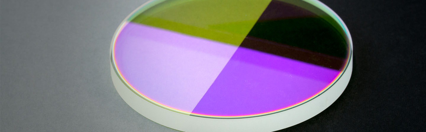 Dielektrischer Strahlteiler aus ca. 100 Einzelschichten mit einer Reflexion im Bereich von 750 – 850 nm und einer Transparenz im Bereich von 450 – 745 nm.