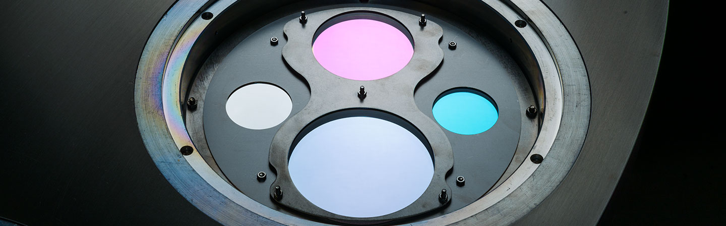 Beispiele für optische Präzisionsfilter, die mit der EOSS®-Anlage gefertigt wurden.