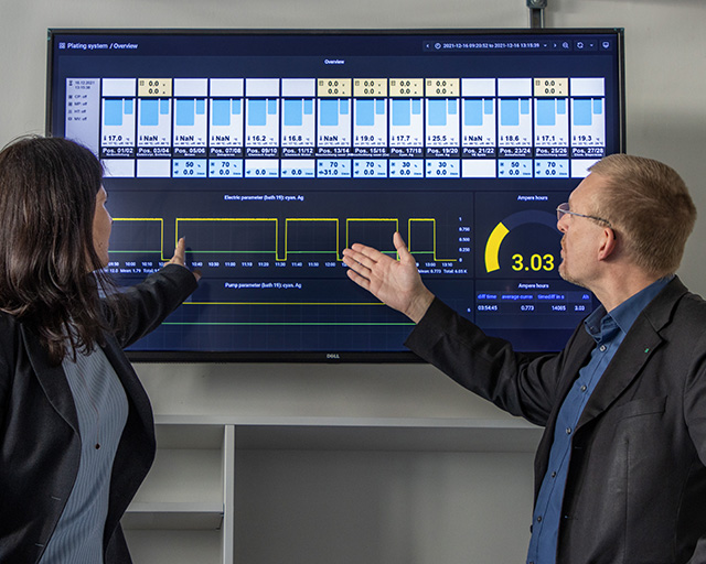 Mitarbeitende des Fraunhofer IST diskutieren am Dashboard die Echtzeitdaten, welche eine kontinuierliche Qualitätskontrolle der Prozesse ermöglichen.