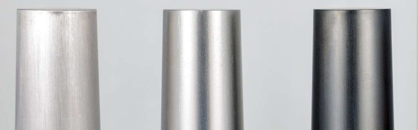 Beschichtungen für  Aluminium- und Magnesiumdruckgusswerkzeuge. Geschliffene Pinole: unbehandelt (links),  gestrahlt (Mitte),  beschichtet (rechts).