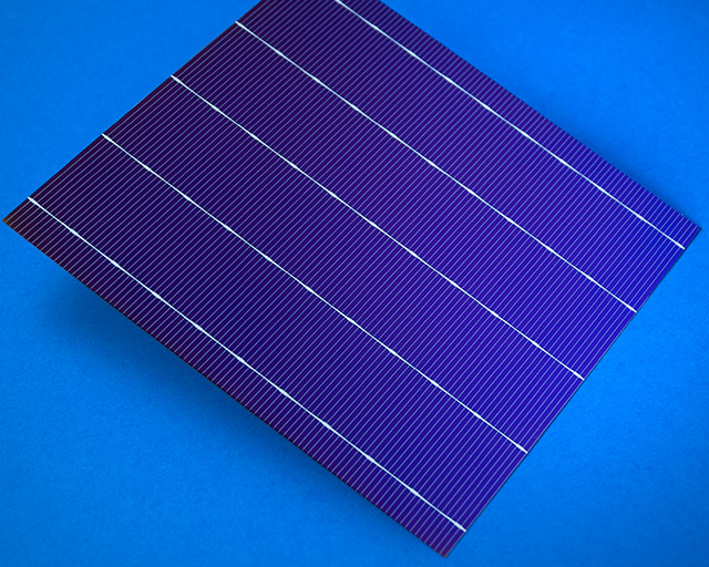 Mit Heißdraht-CVD hergestellte Si-Schichten für eine Heterostruktur-Solarzelle.