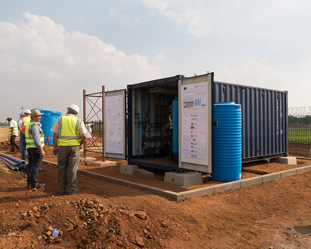 Beim Aufbau der Wasserreinigungsanlage.