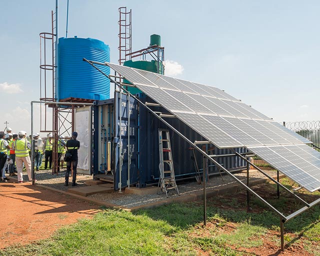 Demonstrationsanlage in Südafrika: Gesamtansicht mit den Solarmodulen zur Versorgung mit dem benötigten Strom.