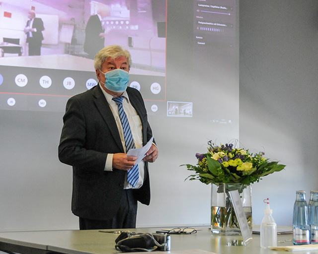 Die Verabschiedung von Professor Bräuer fand als hybrides Format statt. Die meisten Mitarbeitenden nahmen an der Veranstaltung online teil.