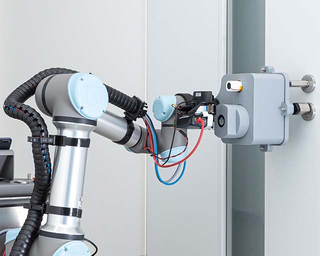 Das Plasma-Desinfektionswerkzeug des Fraunhofer IST. auf dem Roboter DeKonBot 2 des Fraunhofer IPA. 