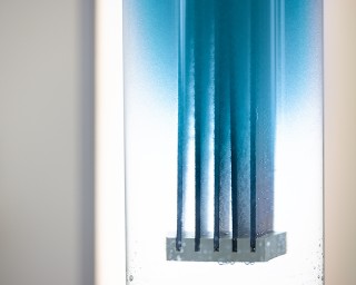 Wasserreinigung mit Hilfe von Diamantelektrode: Demonstration des Abbaus von blauem Textilfarbstoff mit Diamantelektroden.