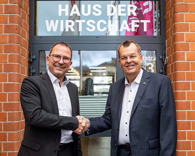 Thomas Klein, Geschäftsführer der  Wirtschaftsregion Helmstedt GmbH (links) und Dr. Guido Hora vom Fraunhofer IST (rechts).