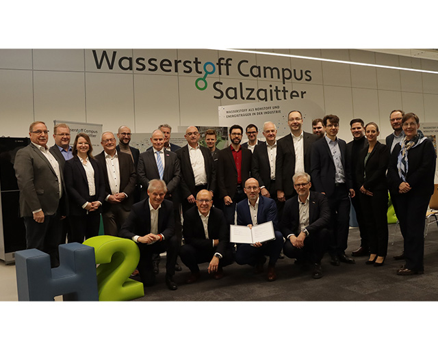 VertreterInnen der Gründungsmitglieder vom »Wasserstoff Campus Salzgitter e.V.«: Amt für regionale Landesentwicklung Braunschweig, Allianz für die Region GmbH, Alstom Transport Deutschland GmbH, Fraunhofer-Institut für Schicht- und Oberflächentechnik IST, MAN Energy Solutions SE, Robert Bosch Elektronik GmbH, Salzgitter AG, Stadt Salzgitter, Technische Universität Braunschweig, WEVG Salzgitter GmbH & Co. KG, während der Veranstaltung zur Vereinsgründung des Wasserstoff Campus Salzgitter e.V..