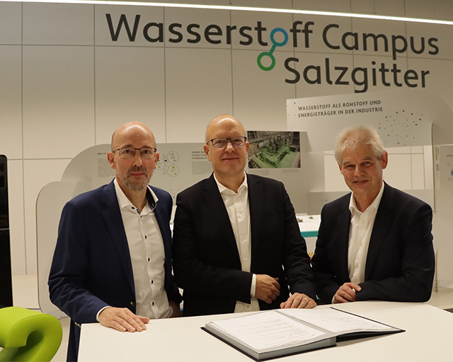 Die Vorstandsvorsitzenden vom »Wasserstoff Campus Salzgitter e.V.«, v.l.n.r. Michael Gensicke, Geschäftsführer der Robert Bosch Elektronik GmbH und Finanzvorstand, Prof. Dr.-Ing. Christoph Herrmann, Institutsleiter des Fraunhofer IST, Professor an der TU Braunschweig und erster Vorsitzender, Frank Klingebiel, Oberbürgermeister Stadt Salzgitter und zweiter Vorsitzender, während der Veranstaltung zur Vereinsgründung des Wasserstoff Campus Salzgitter e.V...