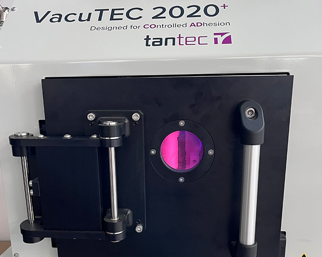 Foto der für den Einsatz des COAD®-Prozess weiterentwickelten Plasmaanlage VacuTEC2020+.  