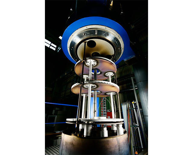 Kombinierte Plasmadiffusions-/ PACVD-Beschichtungsanlage.