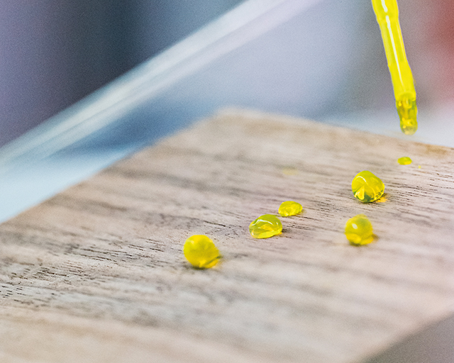 Holzfurnier mit Antischmutz-Beschichtung.