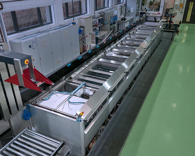 Mehrkammeranlage für die wässrige Reinigung des Fraunhofer IST mit hoher Reproduzierbarkeit und Flexibilität bezüglich der zu reinigenden Materialien.