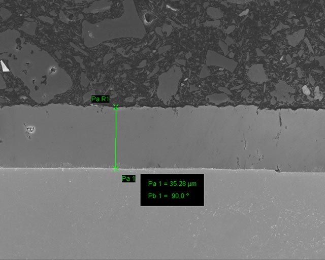 Querschliff einer Aluminiumschicht auf Kupfer im Rasterelektronenmikroskop
