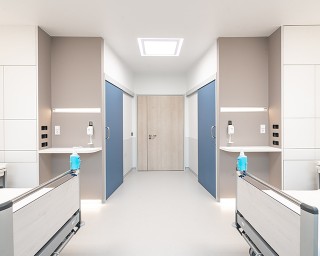 Bei der Gestaltung des KARMIN Patientenzimmer wurden verschiedenste Skalen der Architektur untersucht. Vom Grundriss bis hin zu Detaillösungen wurde ein Raum für die Infektionsprävention entworfen, bei denen auch Patientenbedürfnisse einbezogen wurden.