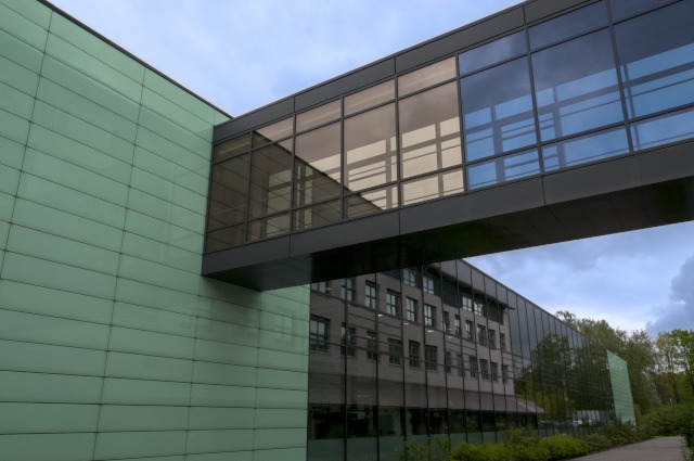 Skywalk with electrochromic layer at the Fraunhofer IST.