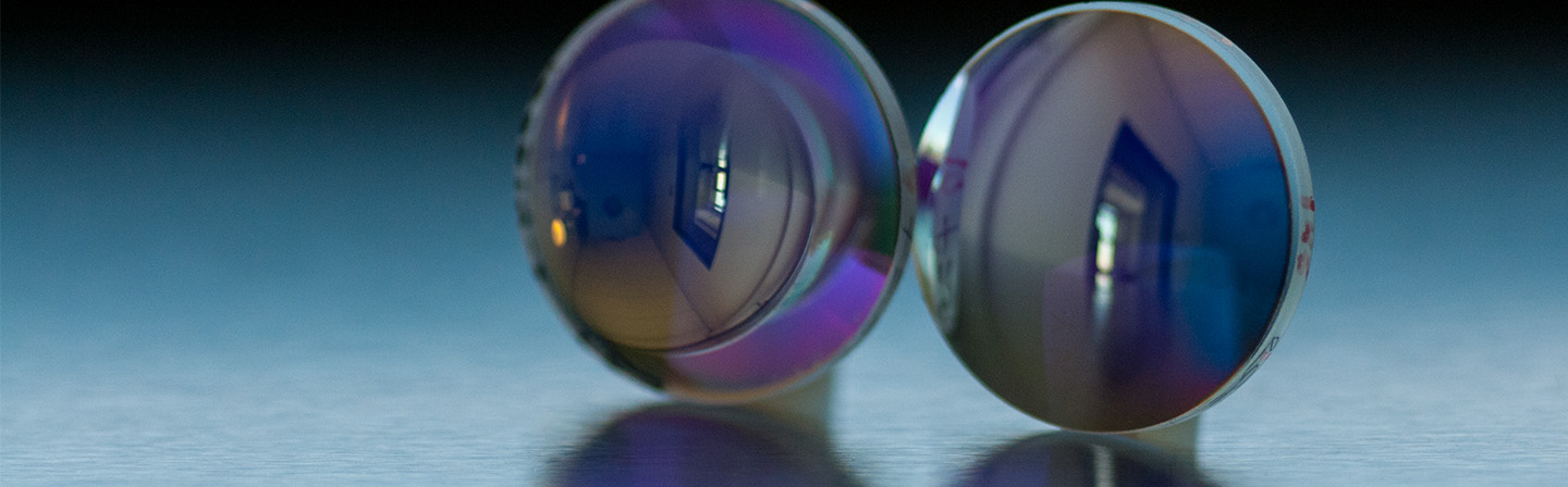 Plano-convex lense coated with a bandpass filter (at 670 nm). The coating has a special gradient, which ensures a constant spectral position of the central wavelength on the lense regardless of the position. The light in the remaining spectral range (340–1100 nm) is heavily blocked. Total coating thickness 22 micrometer, number of coatings.