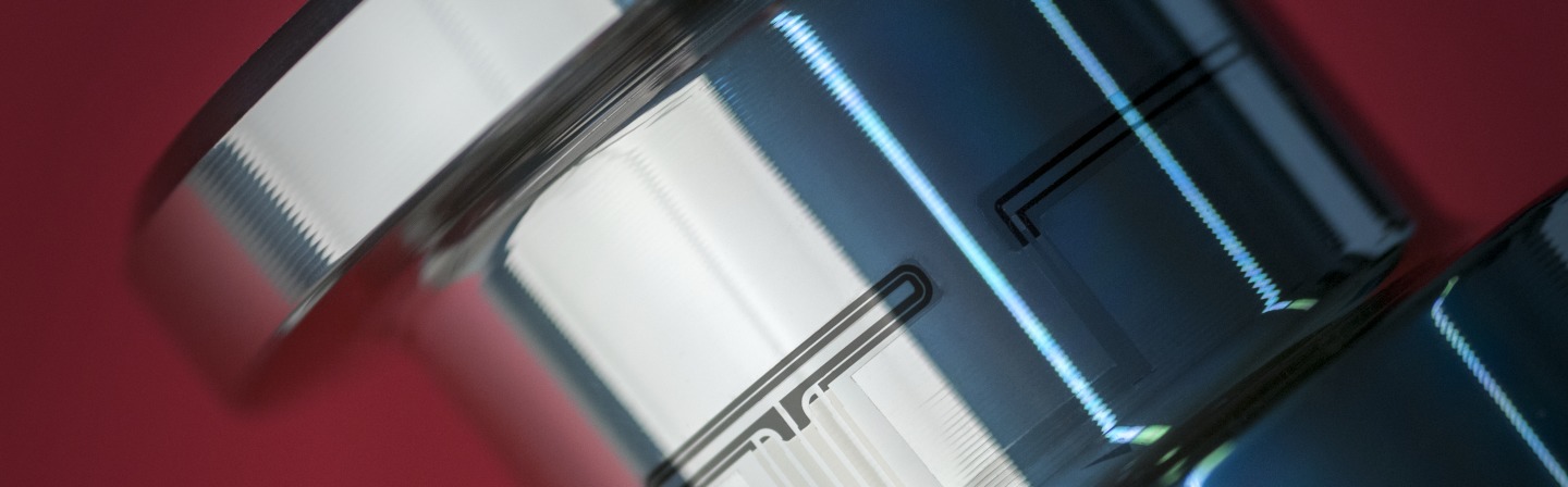 Photolithographic structuring of the chromium layer, which has a thickness of only 200 nm, on the kingpin for the production of the complexly routed conductive paths.