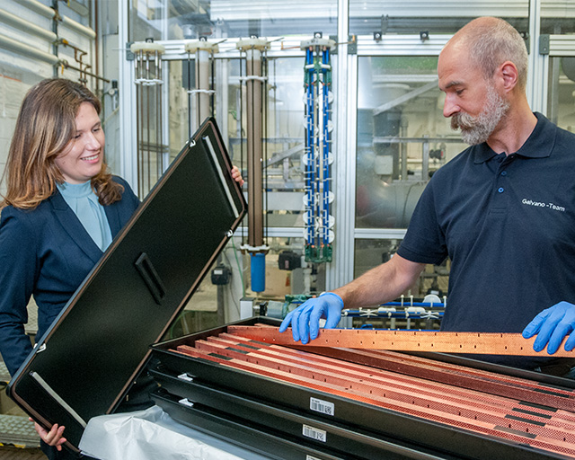 Ready for a fresh start: Torsten Hochsattel and Rowena Duckstein pack up the last waveguide coated at the Fraunhofer IST for the Sentinel-1 mission.