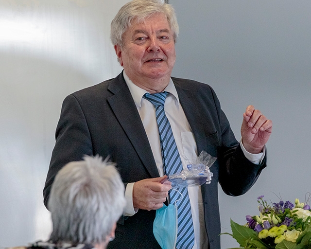 Professor Bräuer says farewell to his colleagues at the Fraunhofer IST.