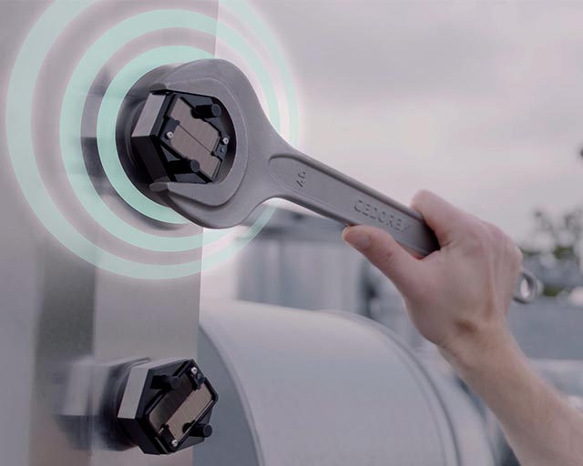 The intelligent screw connection is a fully integrated IoT device with energy-independent and wireless data transmission.