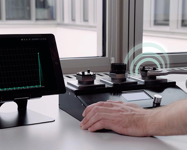 A thin-film sensor system integrated into the screw detects minimal variations of the preload force and transmits them wirelessly to a control body.