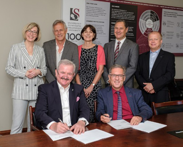 The contract for the new Fraunhofer Innovation Platform was signed in early February 2020 by Fraunhofer President Prof. Reimund Neugebauer (left) and Prof. Eugene Cloete, Vice-Rector of Stellenbosch University.