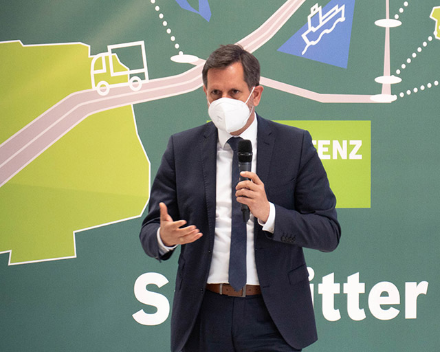 Lower Saxony's Minister of the Environment Olaf Lies visits the Wasserstoff Campus Salzgitter.