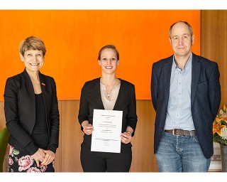 Dr. Sabrina Zellmer (centre)was appointed Professor of Battery and Fuel-Cell Process Technology at TU Braunschweig. Presentation of the certificate with President Professor Angela Ittel (left) and Professor Markus Böl, Dean of the Faculty of Mechanical Engineering.