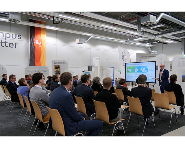Photo of the welcome speech by Michael Gensicke, member of the board of Wasserstoff Campus Salzgitter e. V.
