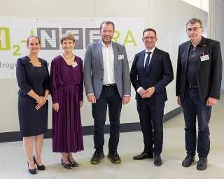 Gruppenfoto während der Förderbescheid-Übergabe für das Projekt H2iNFFra, das Foto zeigt v.l.n.r. Prof. Sabrina Zellmer (stellv. Leitung am Fraunhofer IST und Universitätsprofessorin für Batterie- und Brennstoffzellen-Prozesstechnik an der TU Braunschweig), Prof. Angela Ittel (Präsidentin der TU Braunschweig), Prof. Michael Heere (Projektleiter, TU Braunschweig), Falko Mohrs (Niedersächsischer Wissenschaftsminister) und Prof. Thomas Vietor (Sprecher des NFF, TU Braunschweig).
