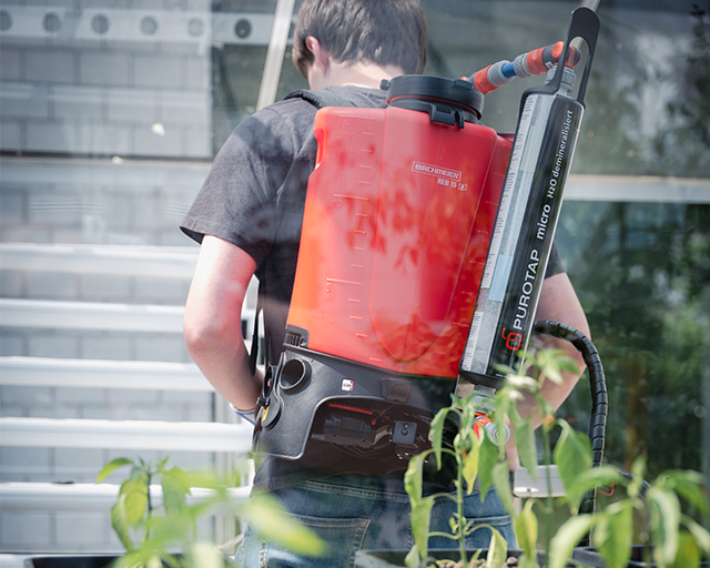 By means of the portable spraying unit, surfaces can be disinfected and pests on plants can be controlled. 