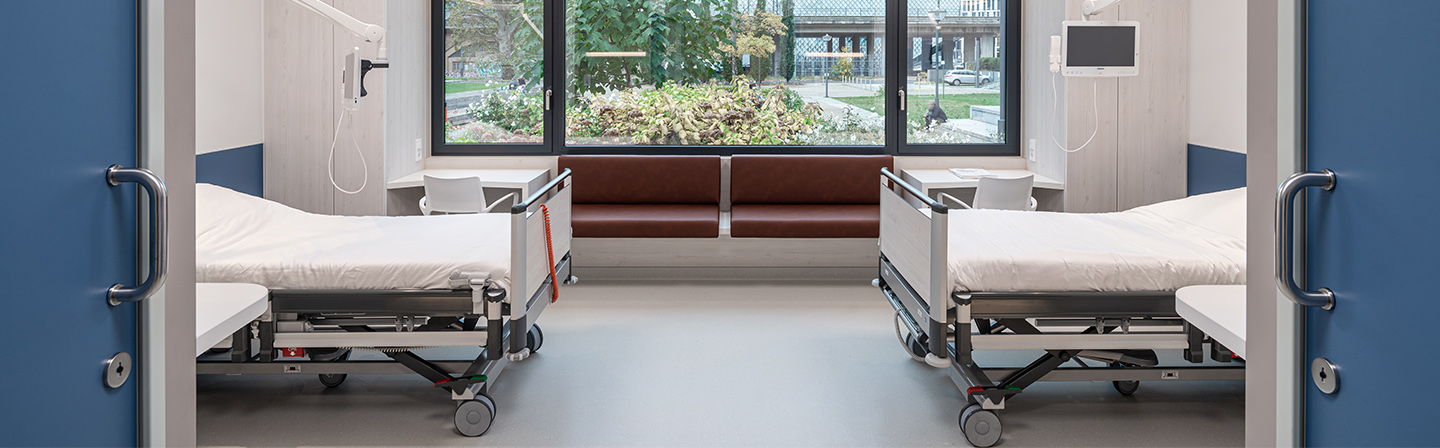 In the two-bed room of the KARMIN research project, the beds are placed opposite to each other instead of next to each other.