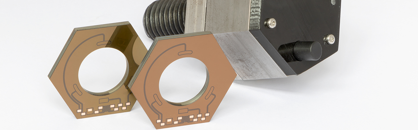 The integration of the sensor technology into the "Smart screw connection" is carried out at the Fraunhofer IST by applying a thin-film system to the surface of washers. This measures force effects on the screw connection and changes in the ambient temperature at the assembly location. The aim is to realize energy-autonomous monitoring of structures in permanent long-term monitoring.