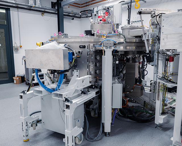 OPTA X coating system with our second-generation EOSS® technology for simultaneous double-sided deposition of interference filters.